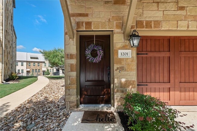 Photo - 1201 Highknoll Ln