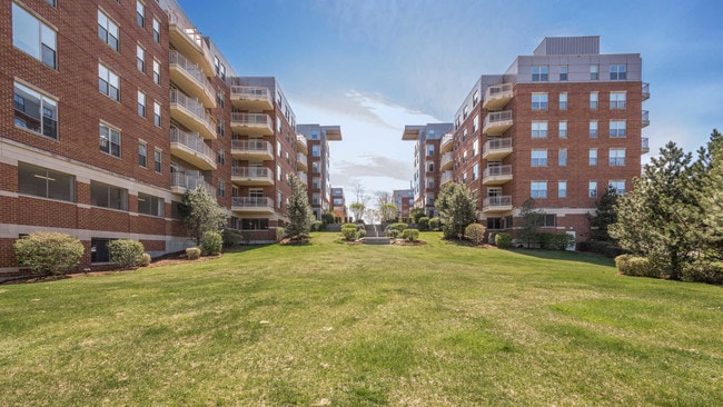 Outdoor Green Spaces - Longview Place