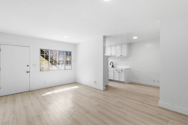 Building Photo - 3324 Drew St