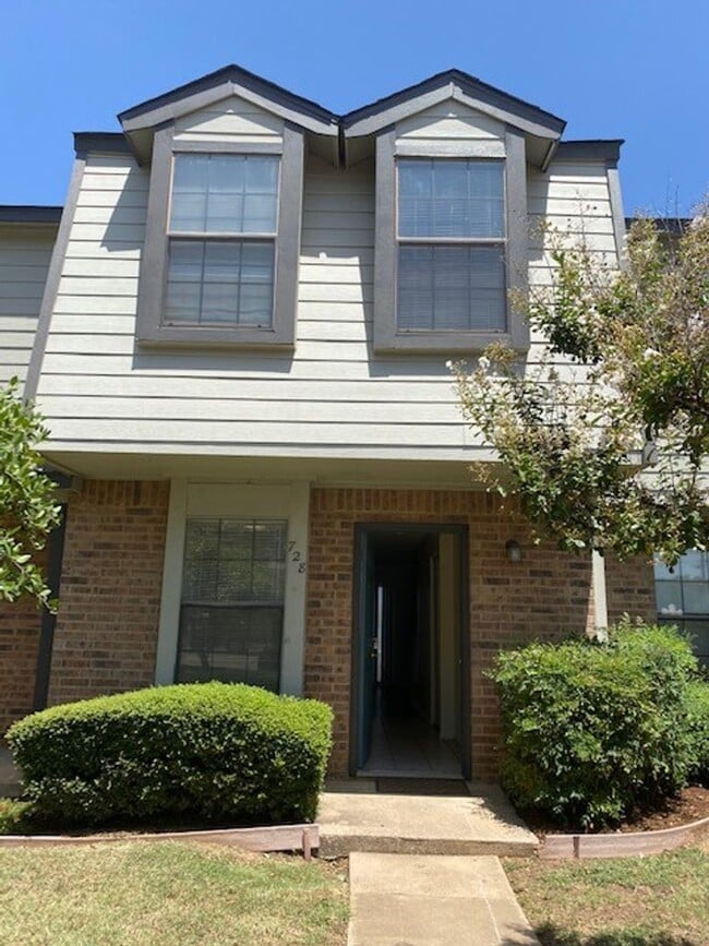 Building Photo - 2 bedroom condo close to UNT