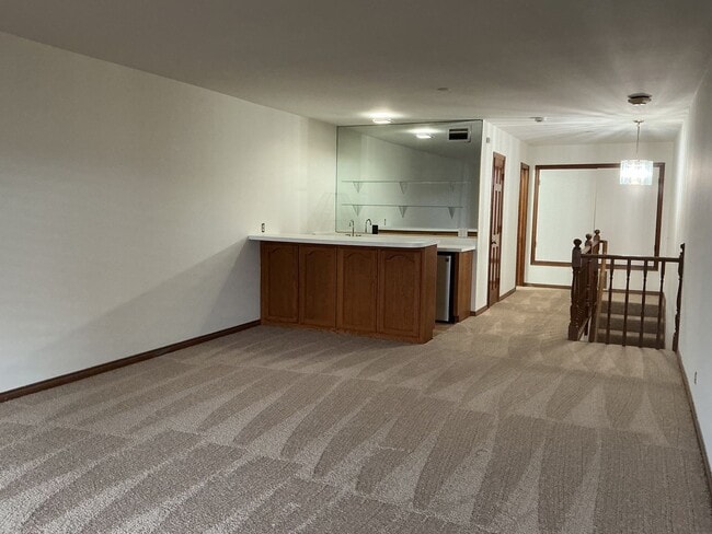 Building Photo - Los Caballeros #008 Unit 8B