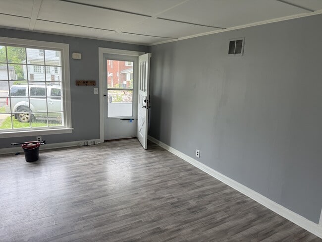 Photo - 950 Riverview St NW