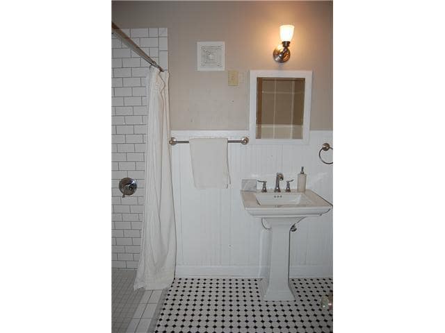 Building Photo - Charming Hyde Park Garage Apartment with Hardwood Floors & Private Deck
