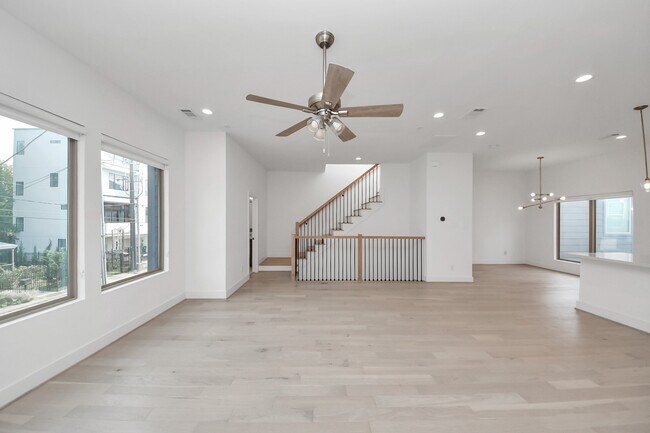 Photo - 615 Oakley St