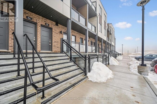 Photo - 940 St David St N