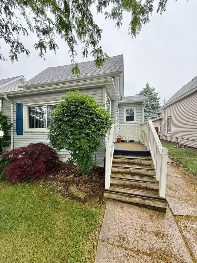Charming 2-Bedroom Home with Vintage Touch... - Charming 2-Bedroom Home with Vintage Touch...