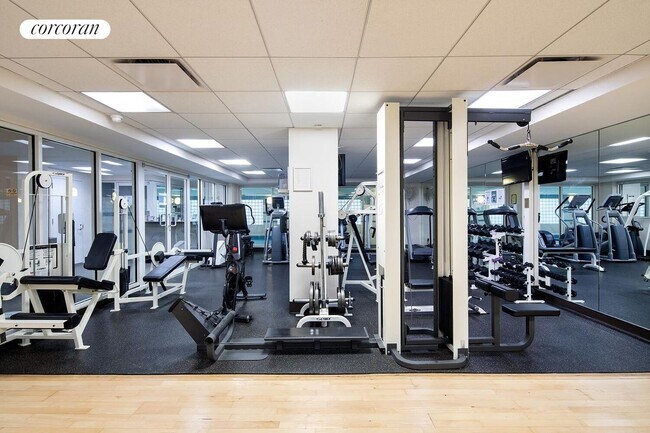 Photo - 150 E 57th St