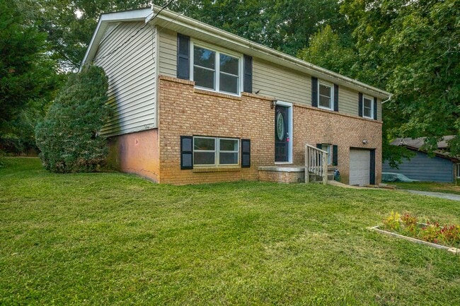Photo - 1364 Meadowood Dr