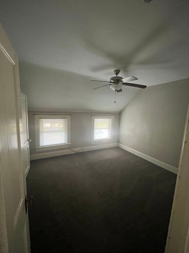 El dormitorio puede acomodar una cama tamaño king o queen. - 725 W 3rd St