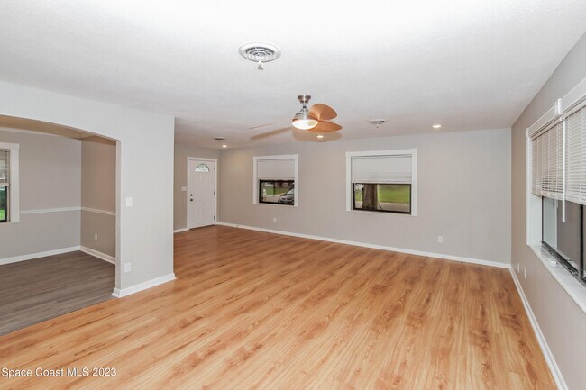 Photo - 472 Linda Ln