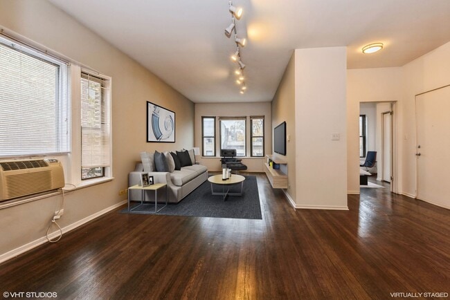 Building Photo - 727 W Cornelia Ave Unit 729 3
