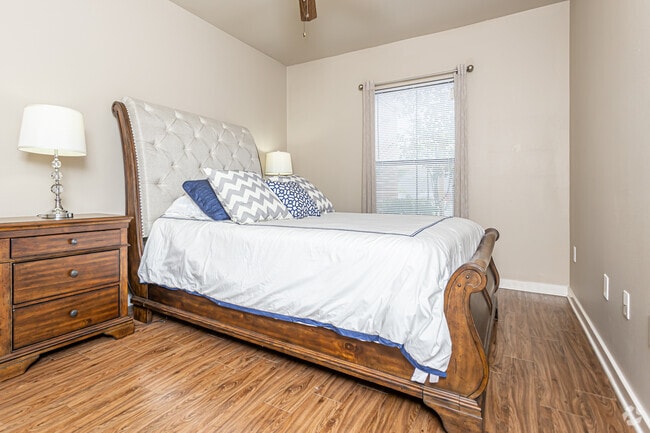 2BR, 2BA - 803SF