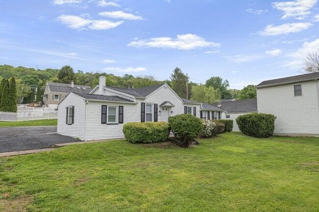 Building Photo - 1402 Valley Rd