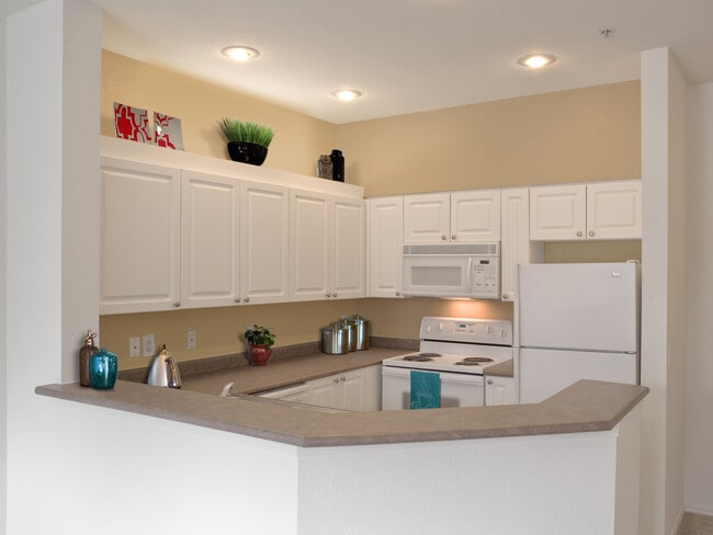 Paquete Classic I cocina con electrodomésticos blancos, encimeras laminadas, gabinetes blancos y pisos laminados o de superficie dura