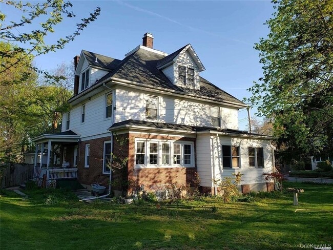 Building Photo - 102 Berry Hill Rd Unit UPPR