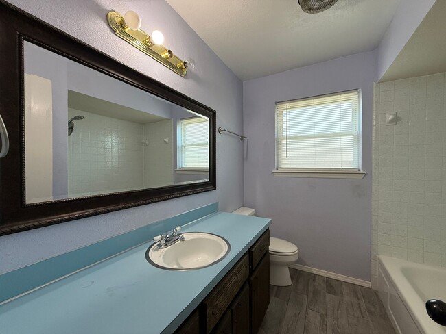 Photo - 330 Overton Dr