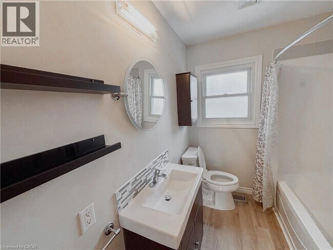 Photo - 122 Weber St S