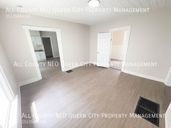 Photo - 87 Notre Dame Ave