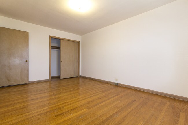 Photo - 4615-25 Davis