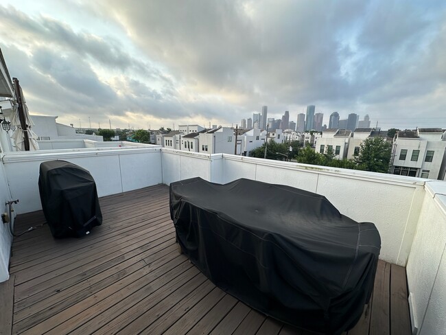 Building Photo - 1702 Alamo St