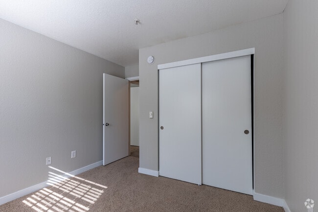 2BR, 2BA - 871SF