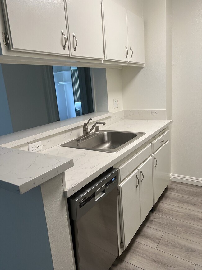 Building Photo - West Hollywood Ritz Rental