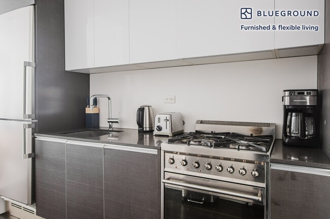 Photo - 666 West End Ave Unidad FL12-ID1738