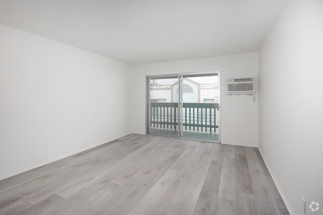 1BR, 1BA - 725SF - Living Room