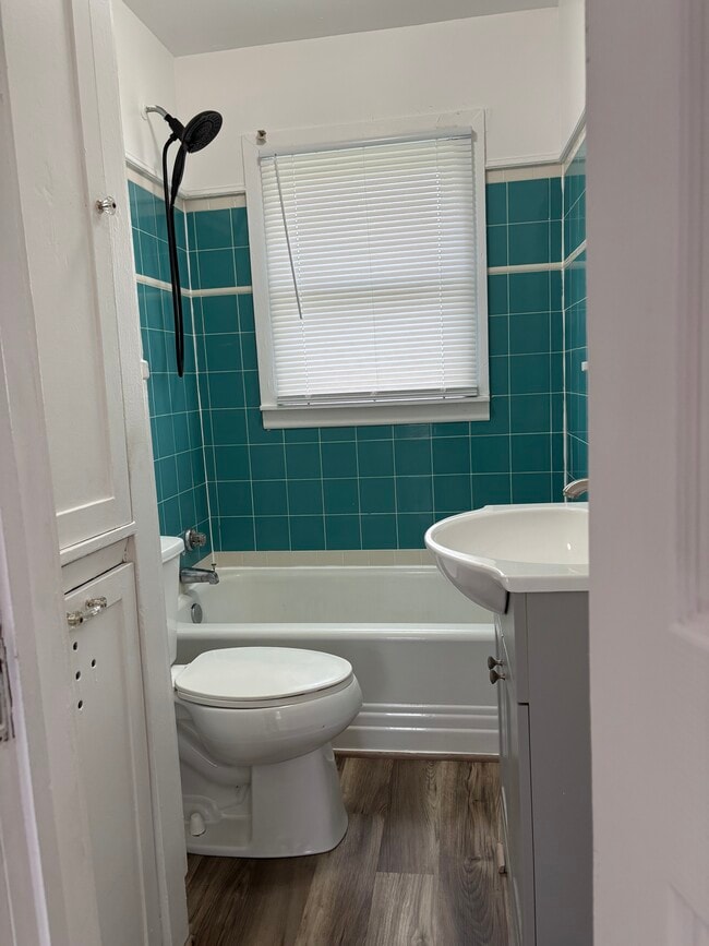 Bathroom - 304 W Chauncy St