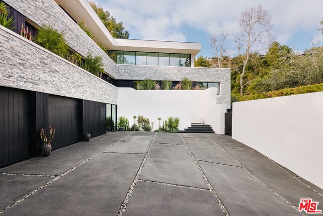 7681 Willow Glen Rd