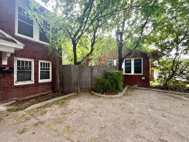 Photo - 2Bed/1bath Duplex in Hyde Park with Small ...