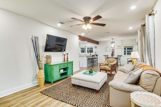Photo - 814 W Gonzalez St