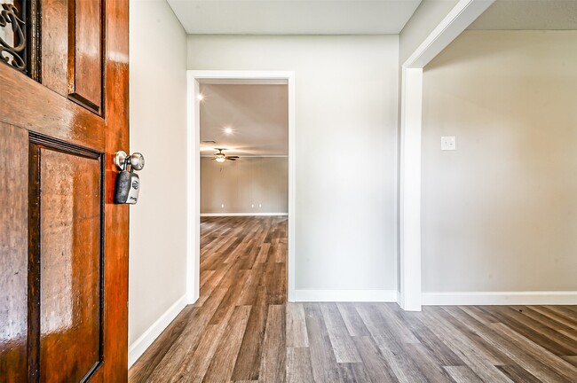 Photo - 2605 Leslie St