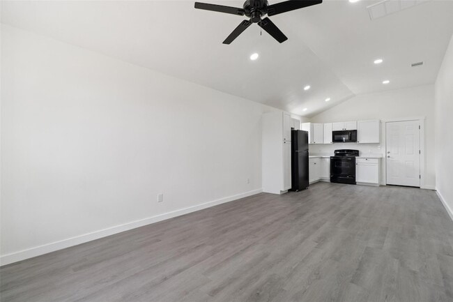 Photo - 1087 Schubert Ln