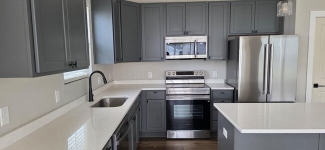 Photo - 566 Rochdale Run