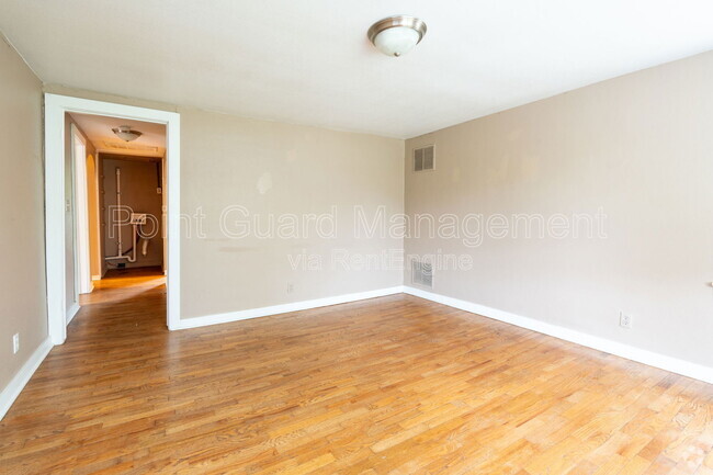 Building Photo - 302 S Poplar St Rental