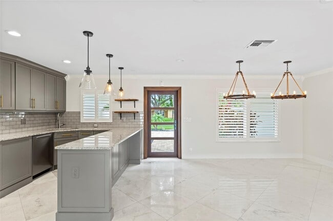 Photo - 2530 NE 49th St