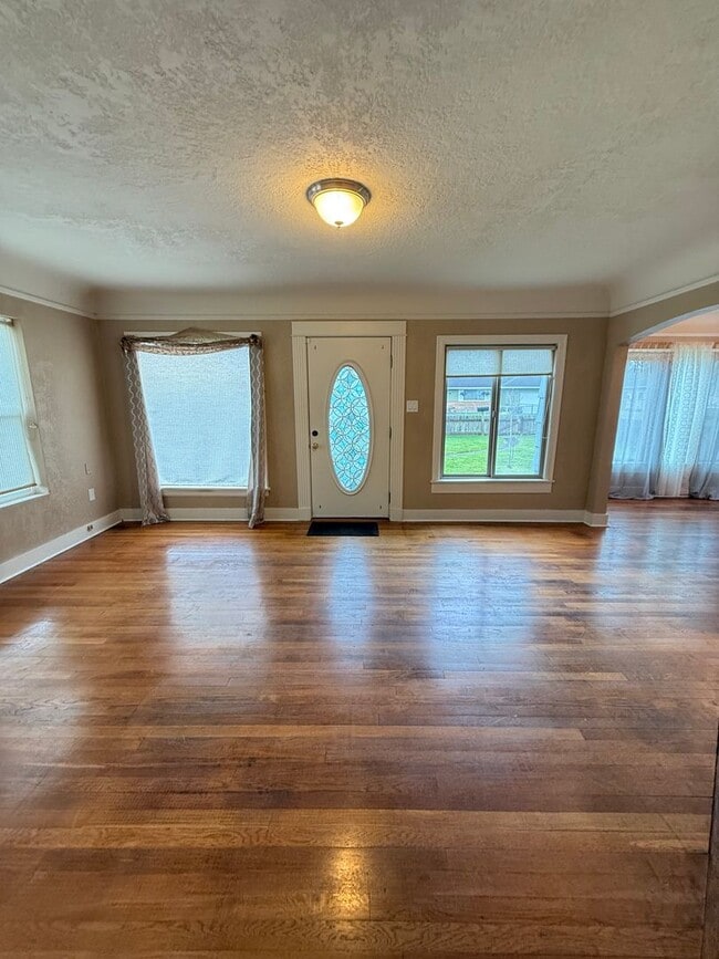 Photo - 3bd & 1 1/2ba with 2 Car Garage