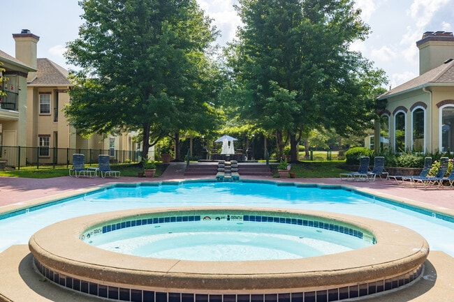 Un lugar perfecto para relajarse y disfrutar del ambiente junto a la piscina en Enclave at Town Center. - Enclave At Town Center