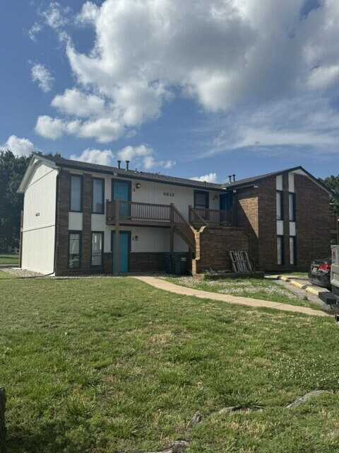 Building Photo - Come see this cozy 2 Bedroom, 1 Bathroom Upstairs Apartment! Unit 3