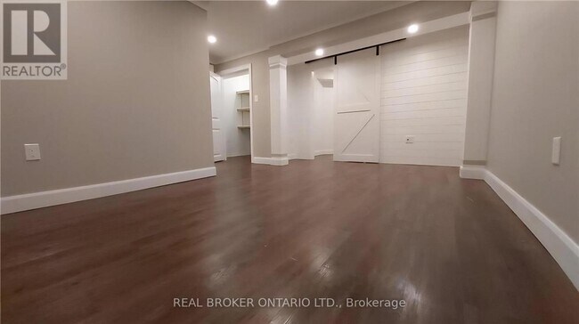 Photo - 118 Sandringham Dr