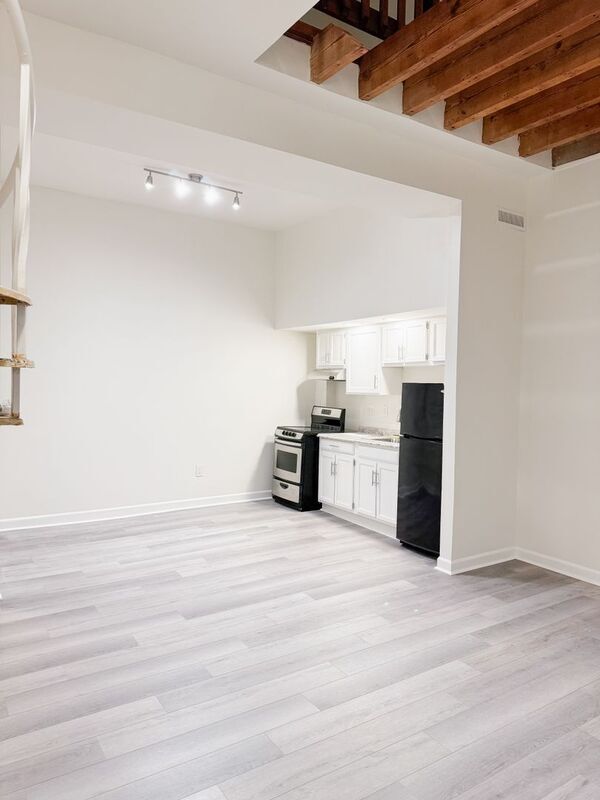 Photo - 235 King St