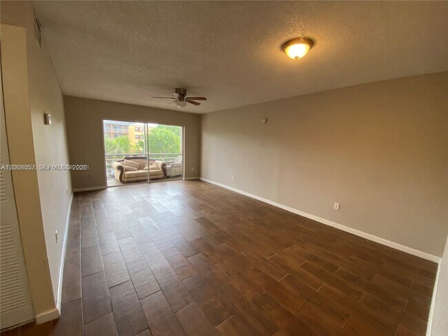 Photo - 2800 NW 56th Ave Unidad B304