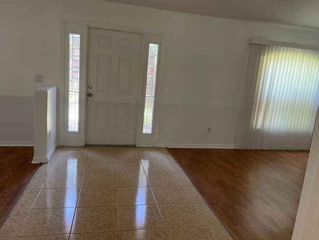 Photo - Beautiful 3/2/2 house with laminate floors, tiles, screen porch... Apply NOW and receive 50% off ...