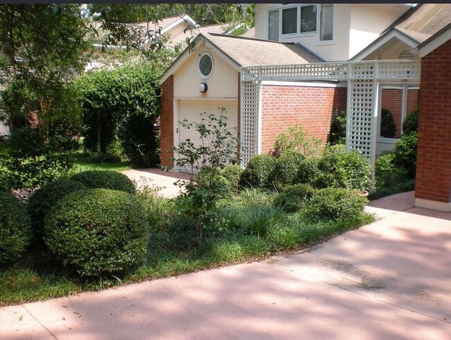 Photo - 3 BR/2.5 BA Townhome in Myers Park!