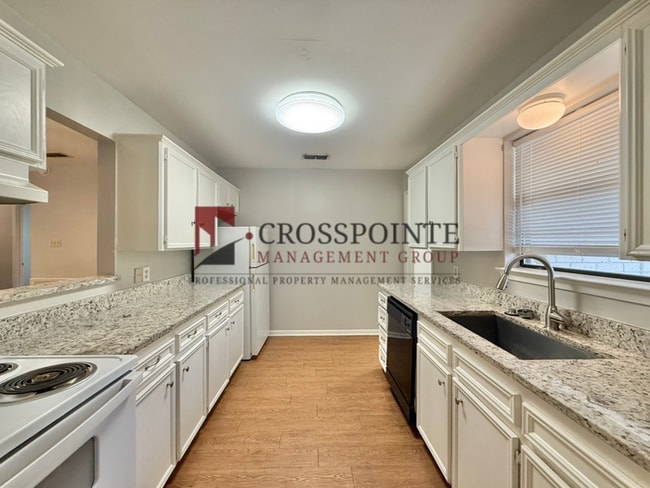 Photo - 3 Bedroom, 2 Bathroom Duplex!