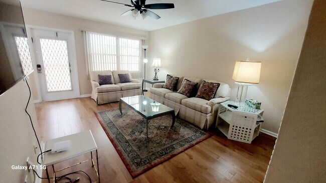 Photo - 2044 Yarmouth E Unidad 2044