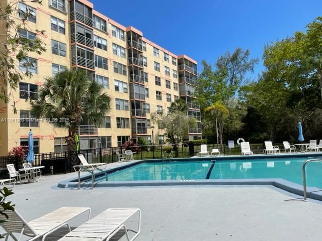 Building Photo - 17890 W Dixie Hwy Unit 219 Rental