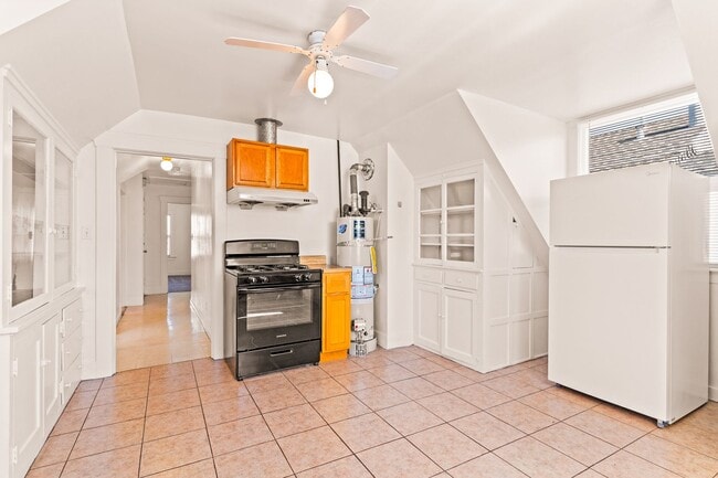 Photo - Utilities Included! 3 Bedrooms w/ Bonus Room & Spacious Kitchen Unidad 02