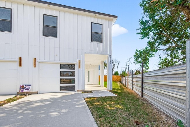 Photo - 5304 Lynnfield St